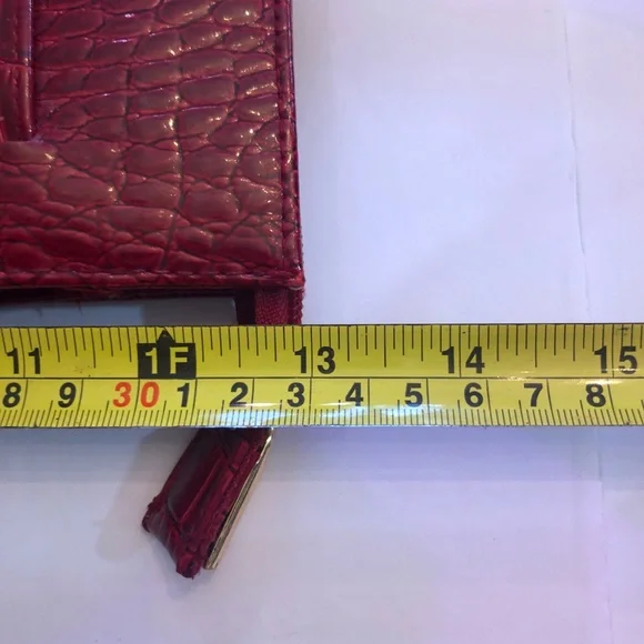 Elegant Red Crocodile-Embossed Shoulder Bag - Picture 10 of 12